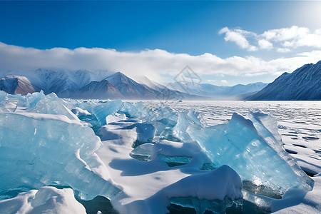 湖泊旁山上的冰丘图片