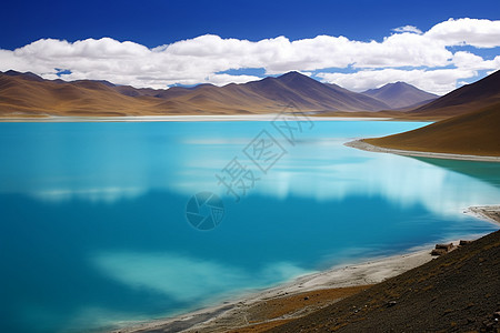 羊左雍措湖高原中央的湖面背景