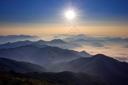 蓝天下的山峰图片