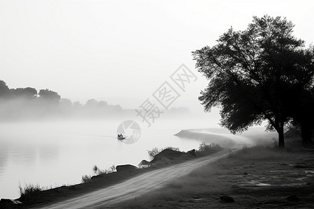 云雾围绕的江边景色图片