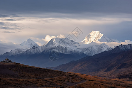 远处的雪山图片