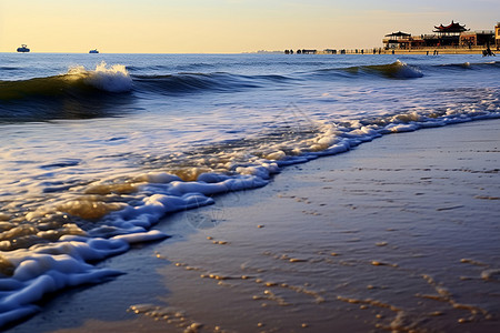 海滩上汹涌的海浪图片