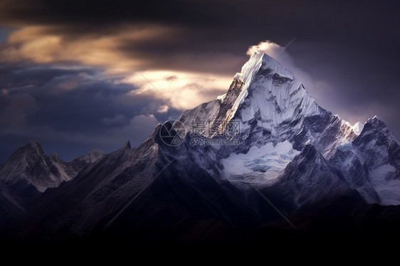 昏暗天空下的雪山图片