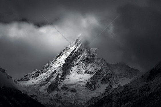 乌云下的雪山图片