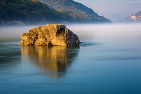 湖面云雾风景图片