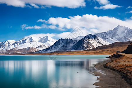 蓝天下的雪山湖泊图片