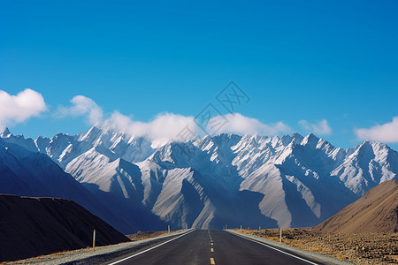 高原的雪山公路图片