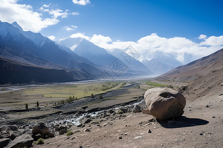 草原美丽的风景和岩石图片