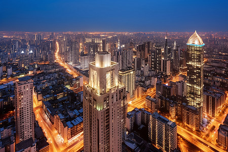 夜晚城市的建筑物背景图片