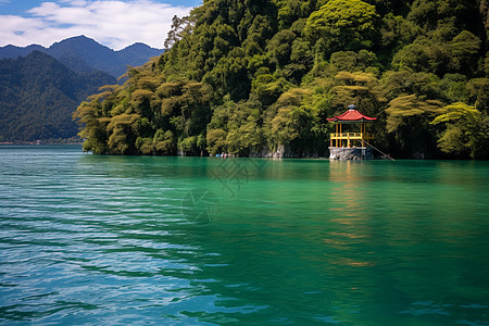 湖光岩美丽的湖光山色和小亭子背景