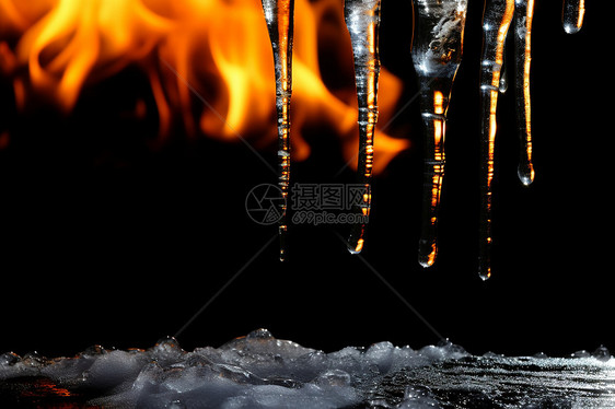 冰柱上燃烧的火焰图片