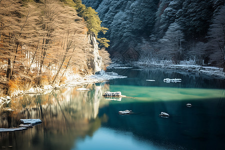 平静的湖泊图片