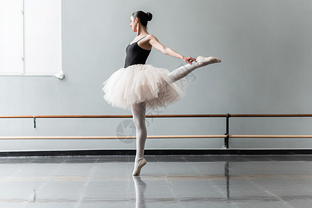 芭蕾舞演员苗条彩排高清图片