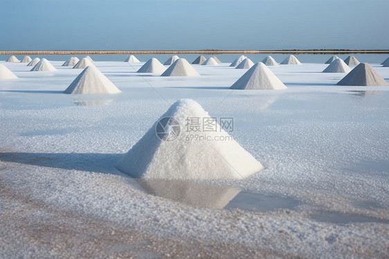 海洋盐场的盐场堆图片