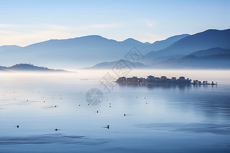 波光粼粼的湖水背景图片