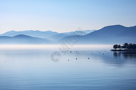 清澈的湖水背景图片