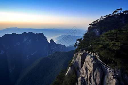 险峻的山峰背景图片