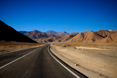 郊外公路的风景图片