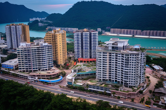 沿海的城市建筑风景图片