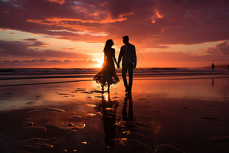 夫妇在落日海滩梦幻般的背影图片