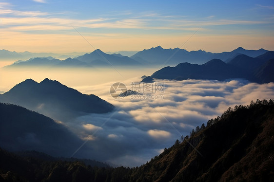 山峰和云海交错图片