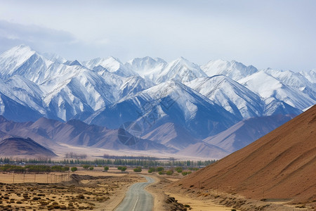 美丽的雪山公路图片