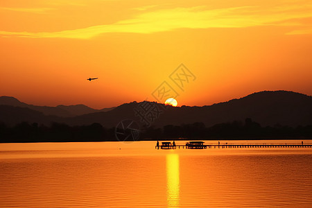日落下的湖泊背景图片