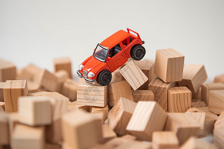 玩具车在木块上图片