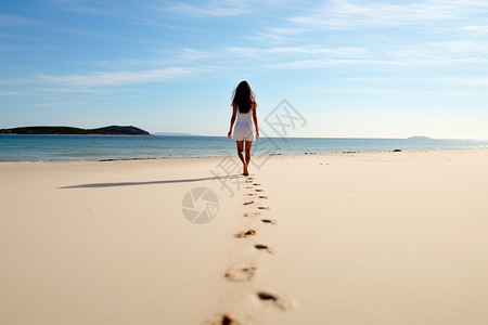 沙滩中行走的女性背景图片