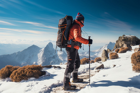 雪山登山的男性图片