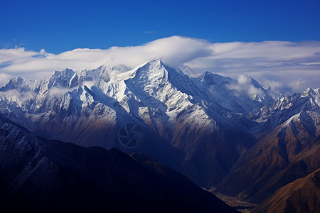 冲破云层的山峰图片