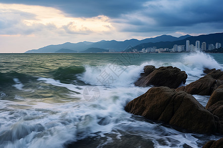 海岸的岩石被浪冲刷图片