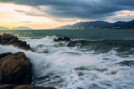 海面上的浪撞击石头图片