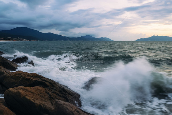 海水起伏的波浪图片