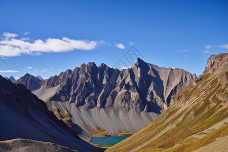 山峰湖泊景色图片