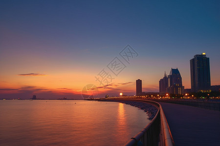 日落下的城市海滩图片
