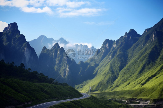 绿色高山的景色图片