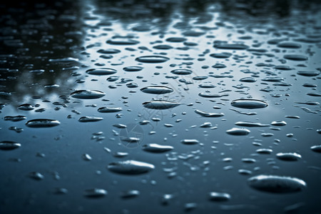 池塘中滴落的雨滴图片