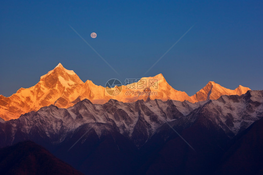 傍晚时分的梅里雪山图片