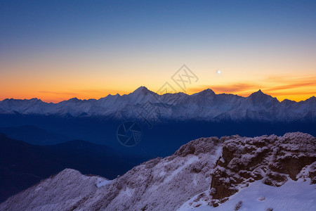 梅里雪山的美丽景观图片