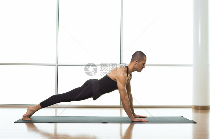 练瑜伽的男子图片