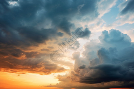 黄昏时多云的天气图片