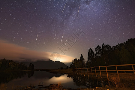 浪漫的流星雨高清图片