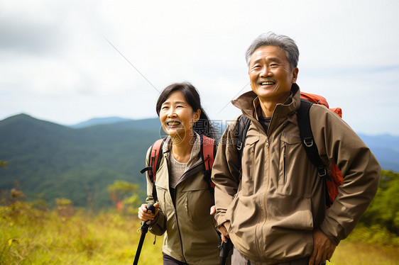 夏季老夫妇爬山锻炼图片