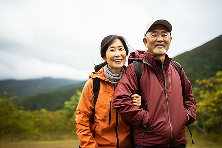 老夫妇一起爬山锻炼图片