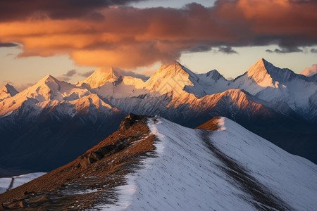 夕阳下的雪山图片