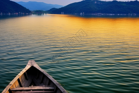 夕阳下的湖面图片