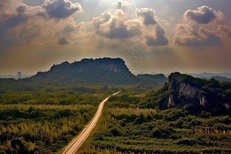 阳光穿过云层的风景图片