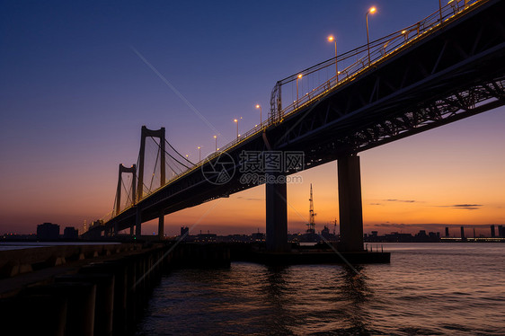 横滨海湾大桥的夜景图片