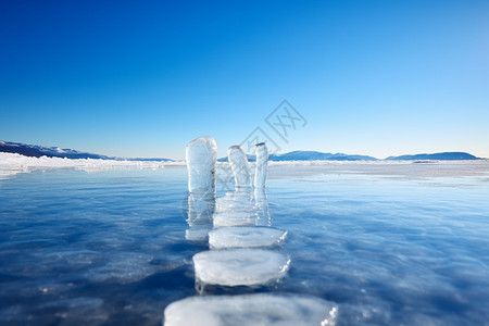 湖面上的冰柱图片